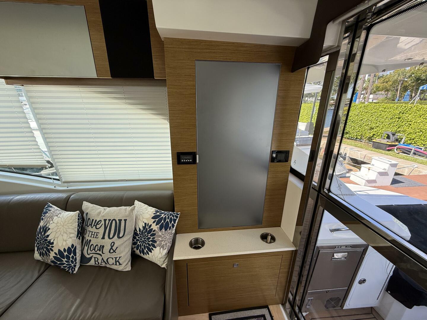 2014 Cruisers Yachts 45 Cantius - Image 12
