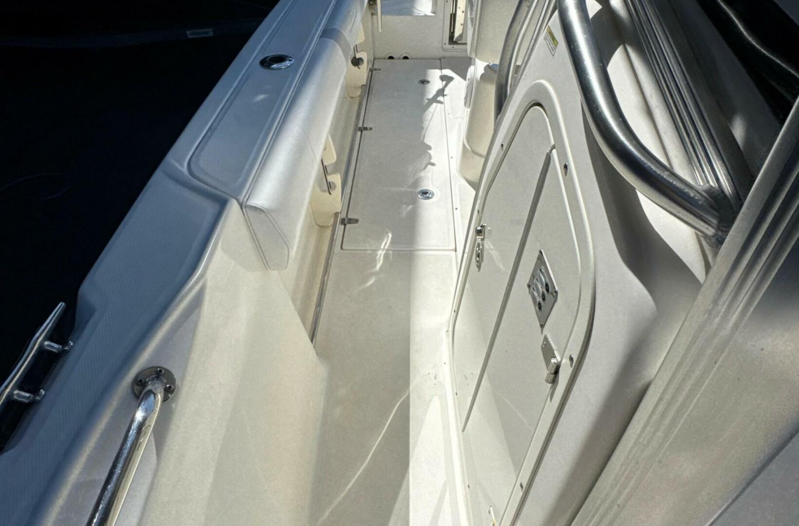 2014 Boston Whaler 220 OUTRAGE Base - Image 19