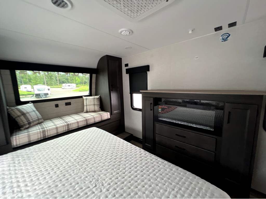 2026 VENTURE RV SPORTTREK 353VRK - Image 21
