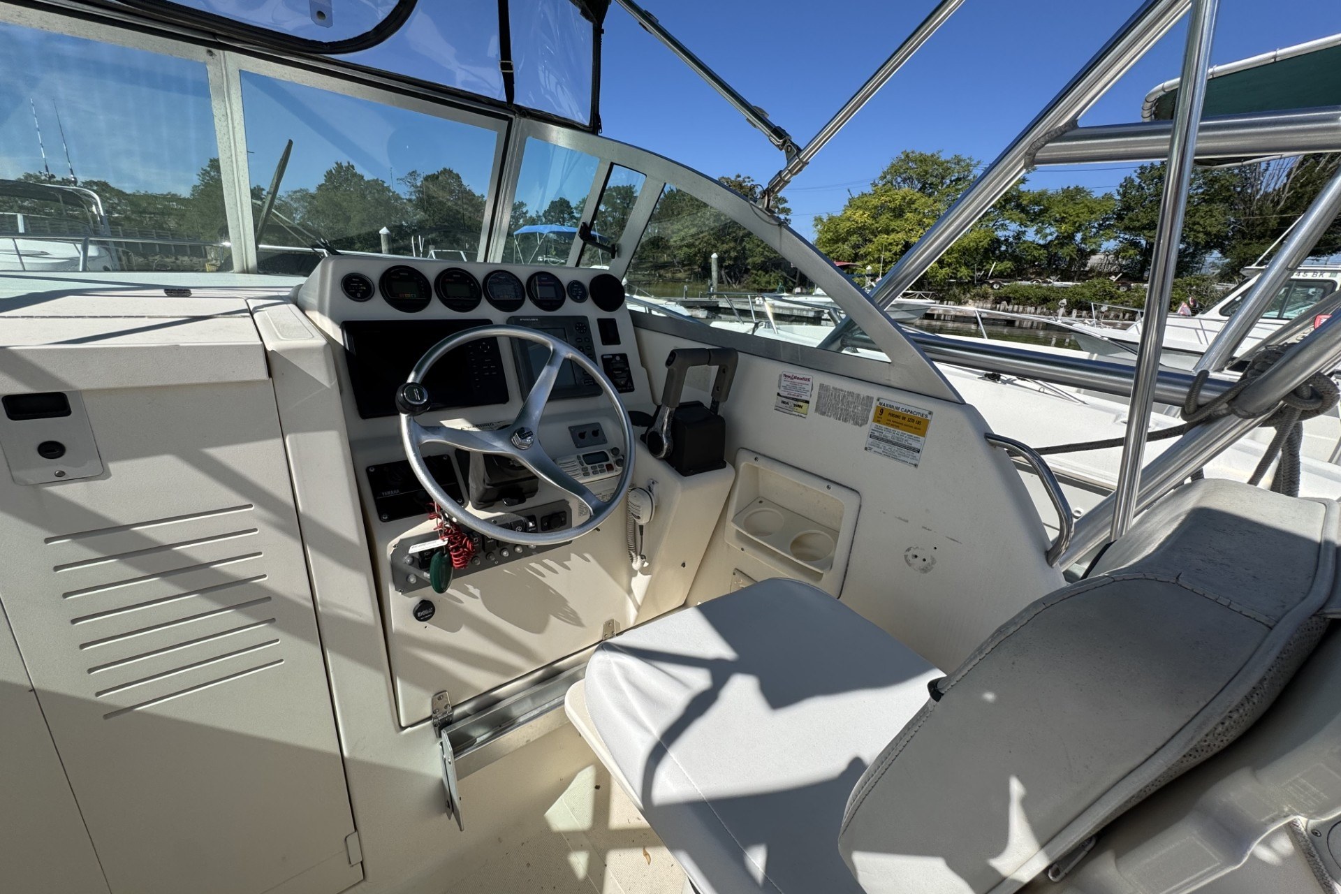 1999 Pursuit 2470 Walkaround - Image 14