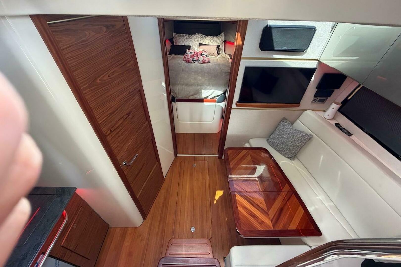 2021 Boston Whaler 405 Conquest - Image 27