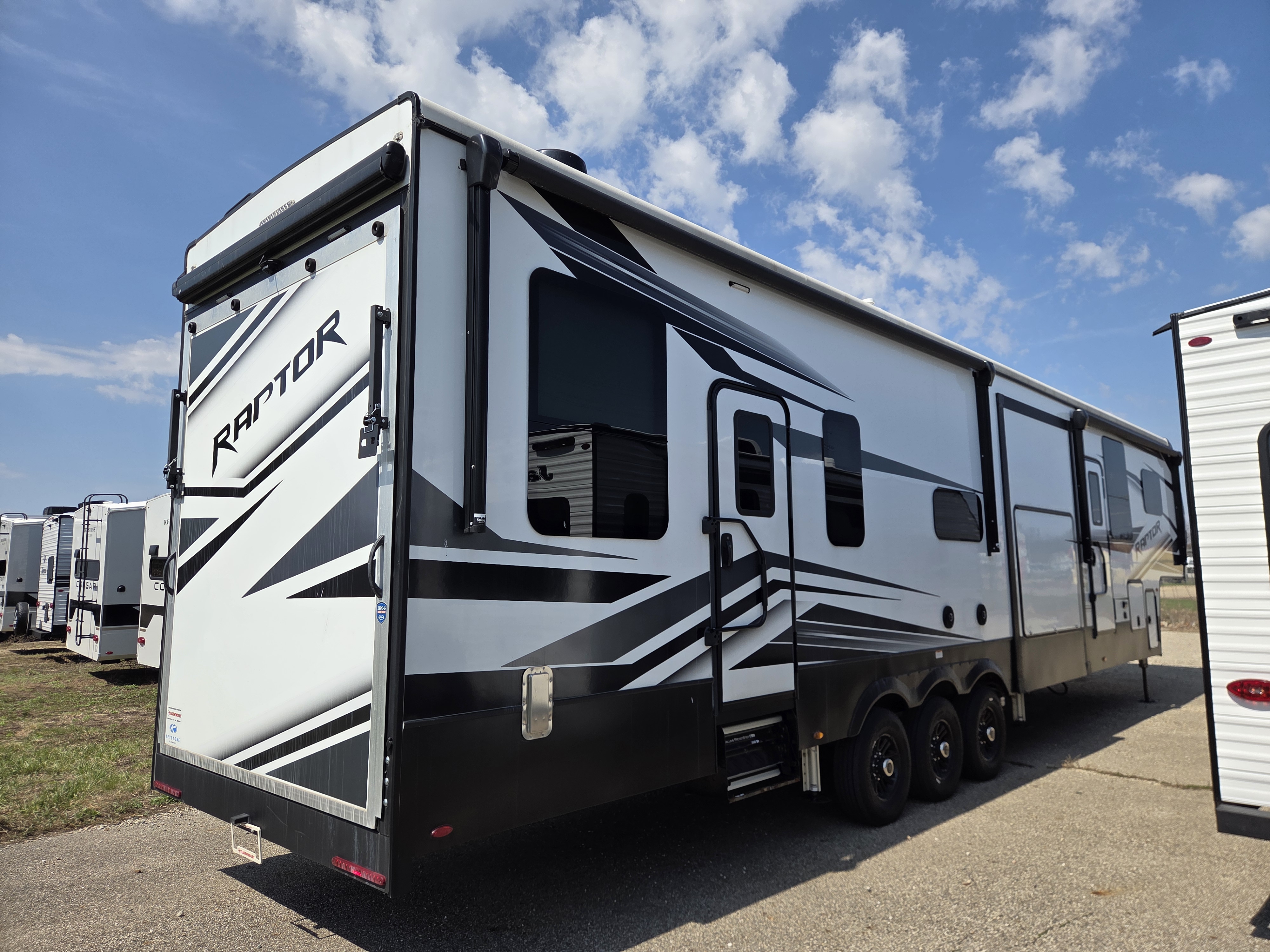 2022 Keystone Raptor 423 - Image 3