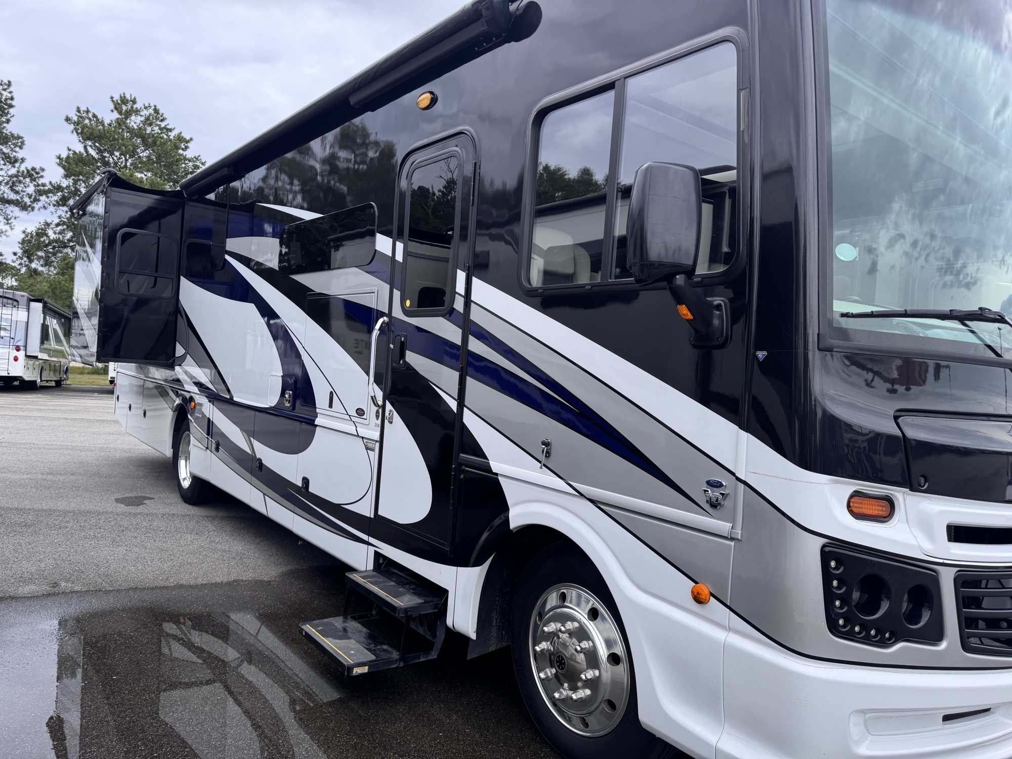 2020 Fleetwood BOUNDER 35K - Image 1