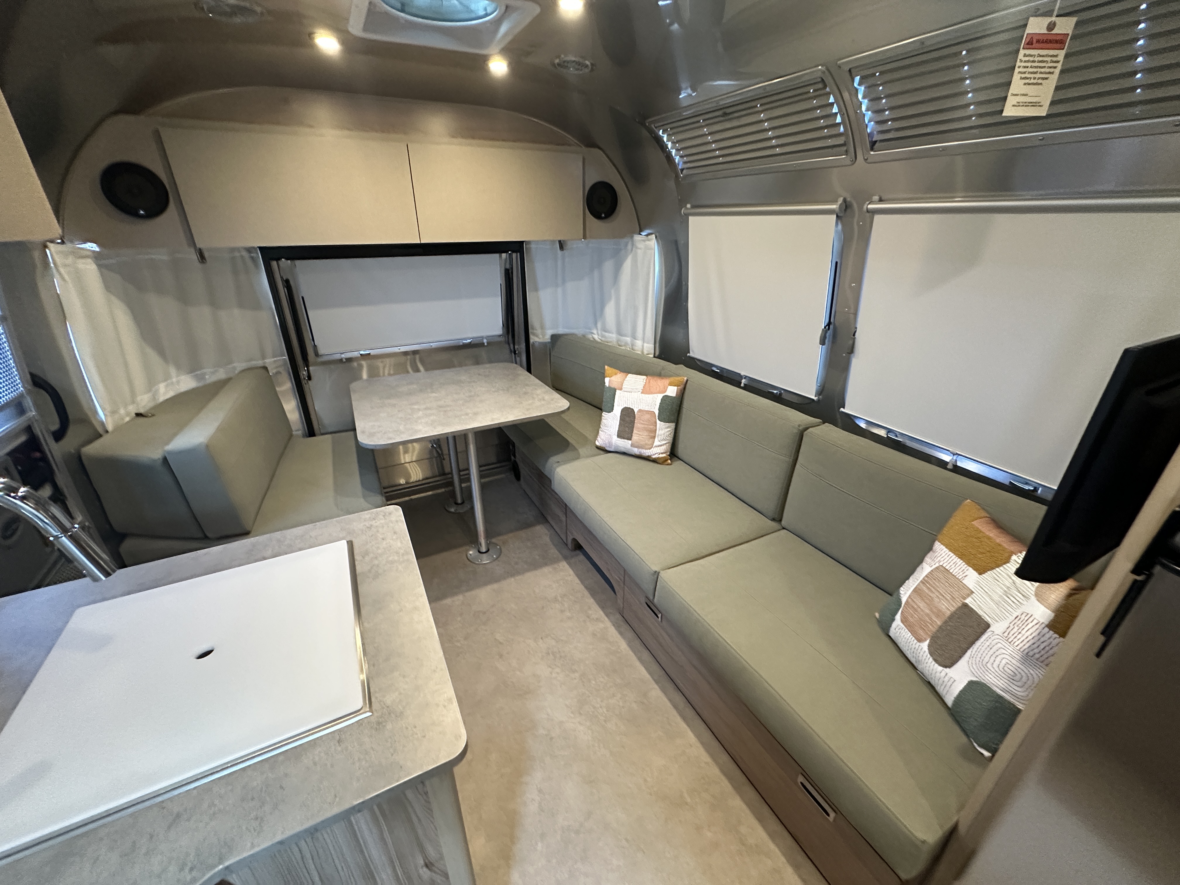 2027 Airstream Flying Cloud 27FBT - Image 10