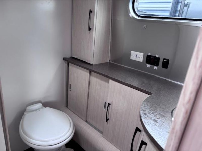 2017 Airstream International Serenity 30 - Image 16