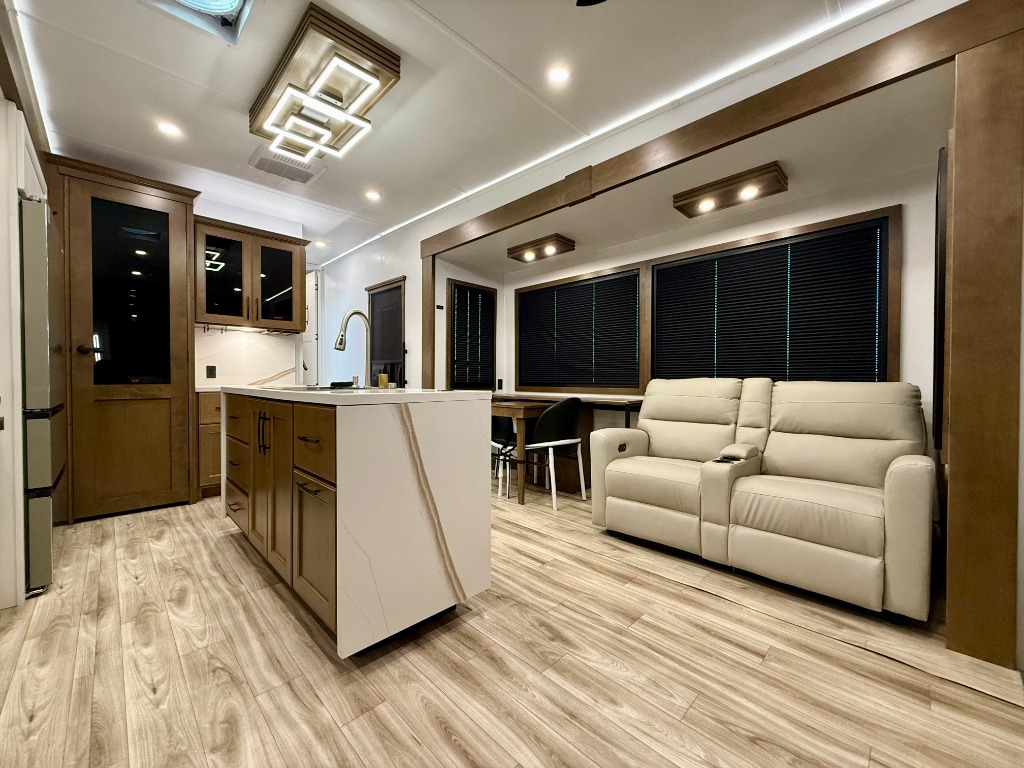 2026 Keystone Montana - Image 37