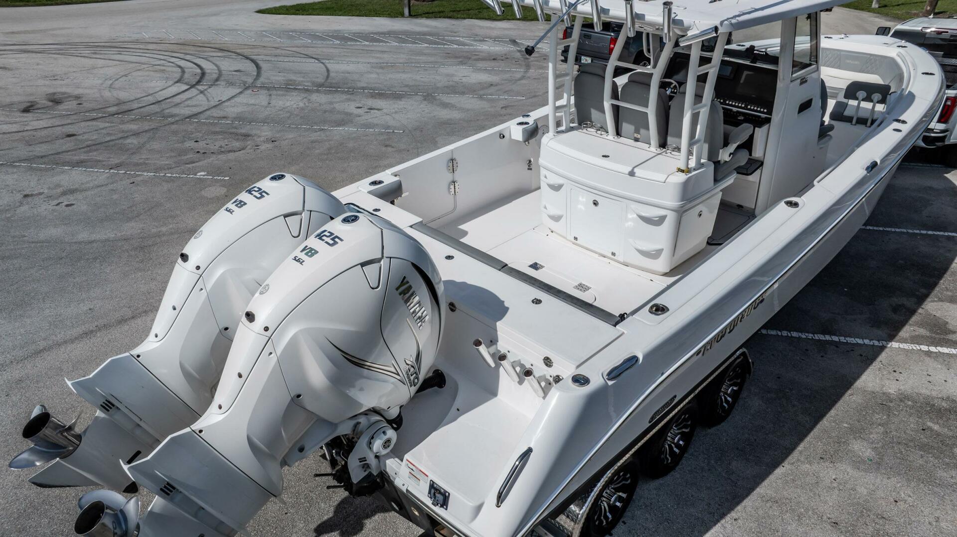2021 Everglades 335 Center Console - Image 37