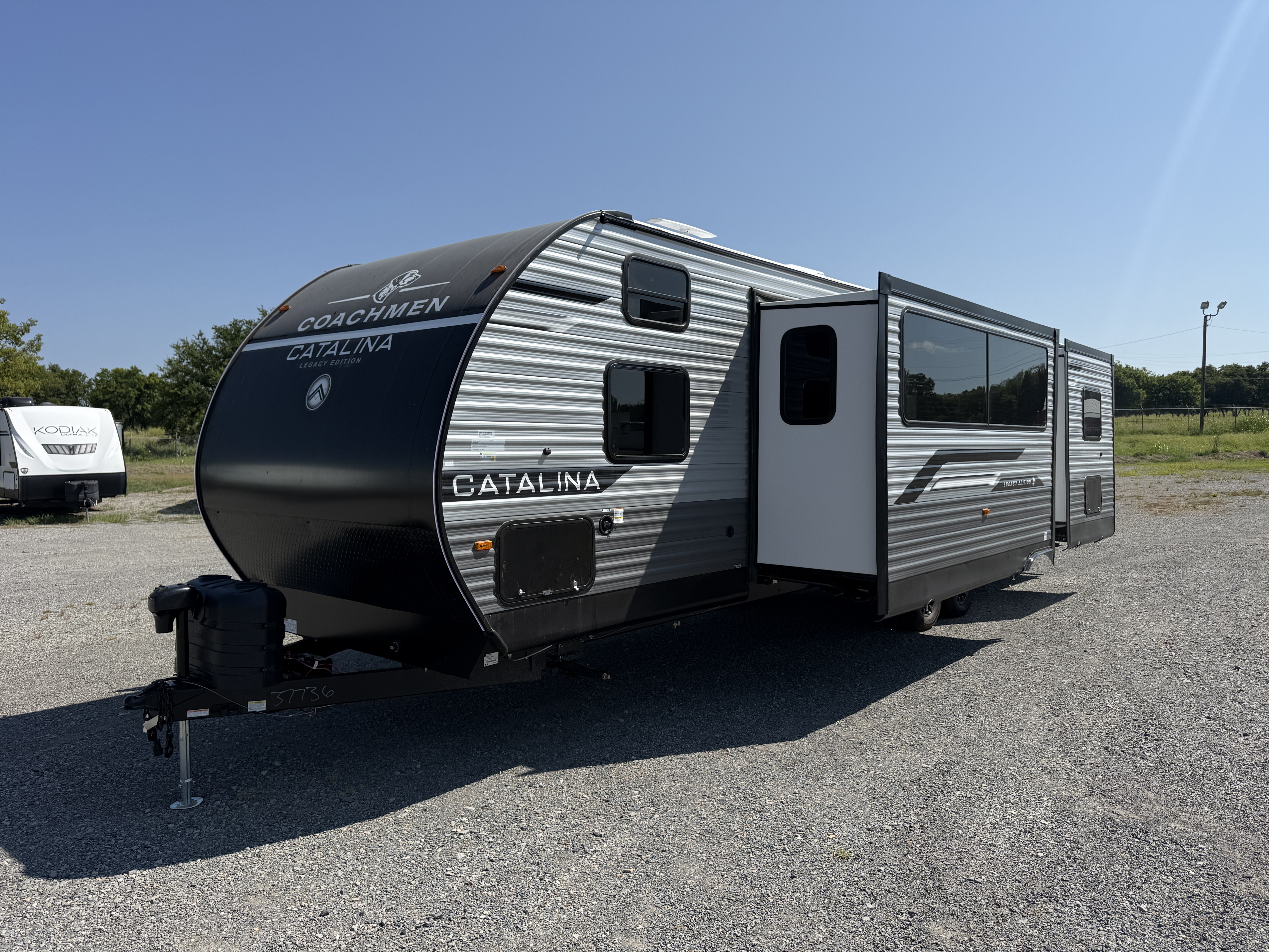 2027 Coachmen Catalina Legacy Edition 333DBDSCK - Image 3