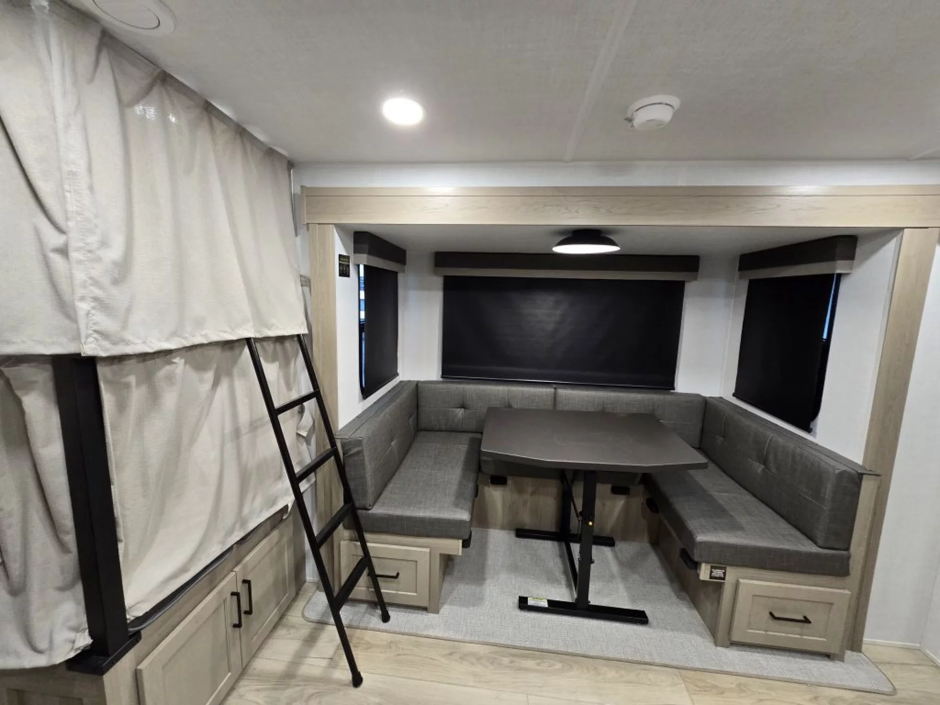 2026 FOREST RIVER ROCKWOOD MINI LITE 2520BH - Image 12