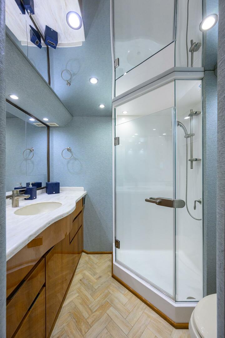 2014 Viking 76 Enclosed Bridge - Image 27