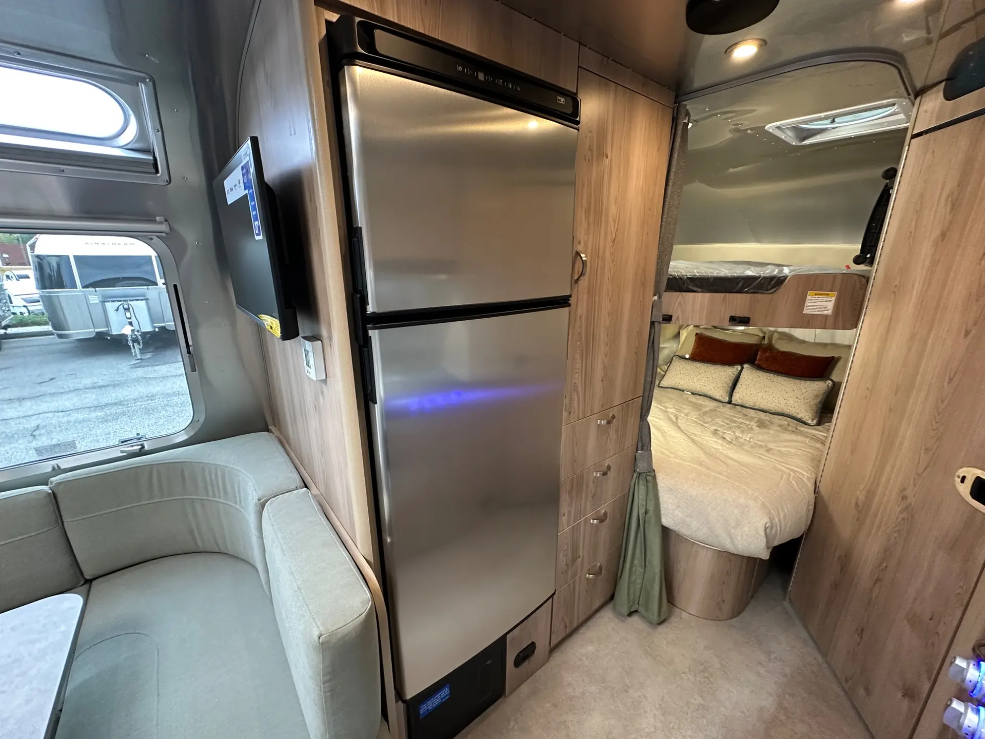 2027 Airstream Flying Cloud 30FB Bunk - Image 42