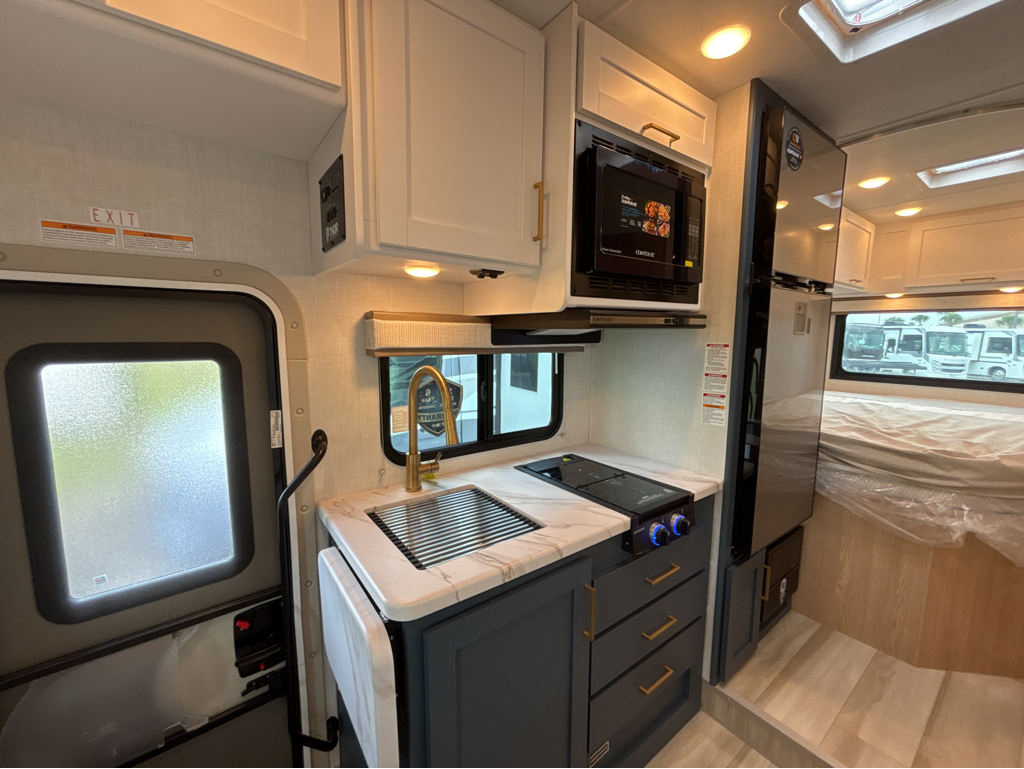 2026 THOR MOTOR COACH MAGNITUDE GA21 - Image 9