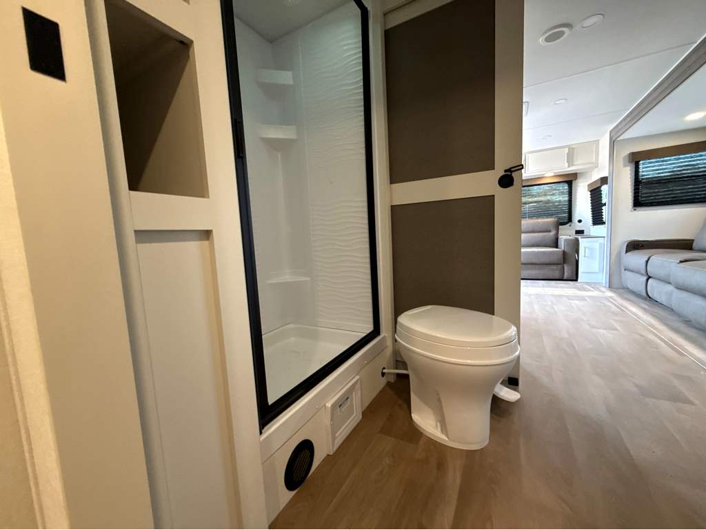 2026 GRAND DESIGN TRANSCEND 245RLT - Image 18