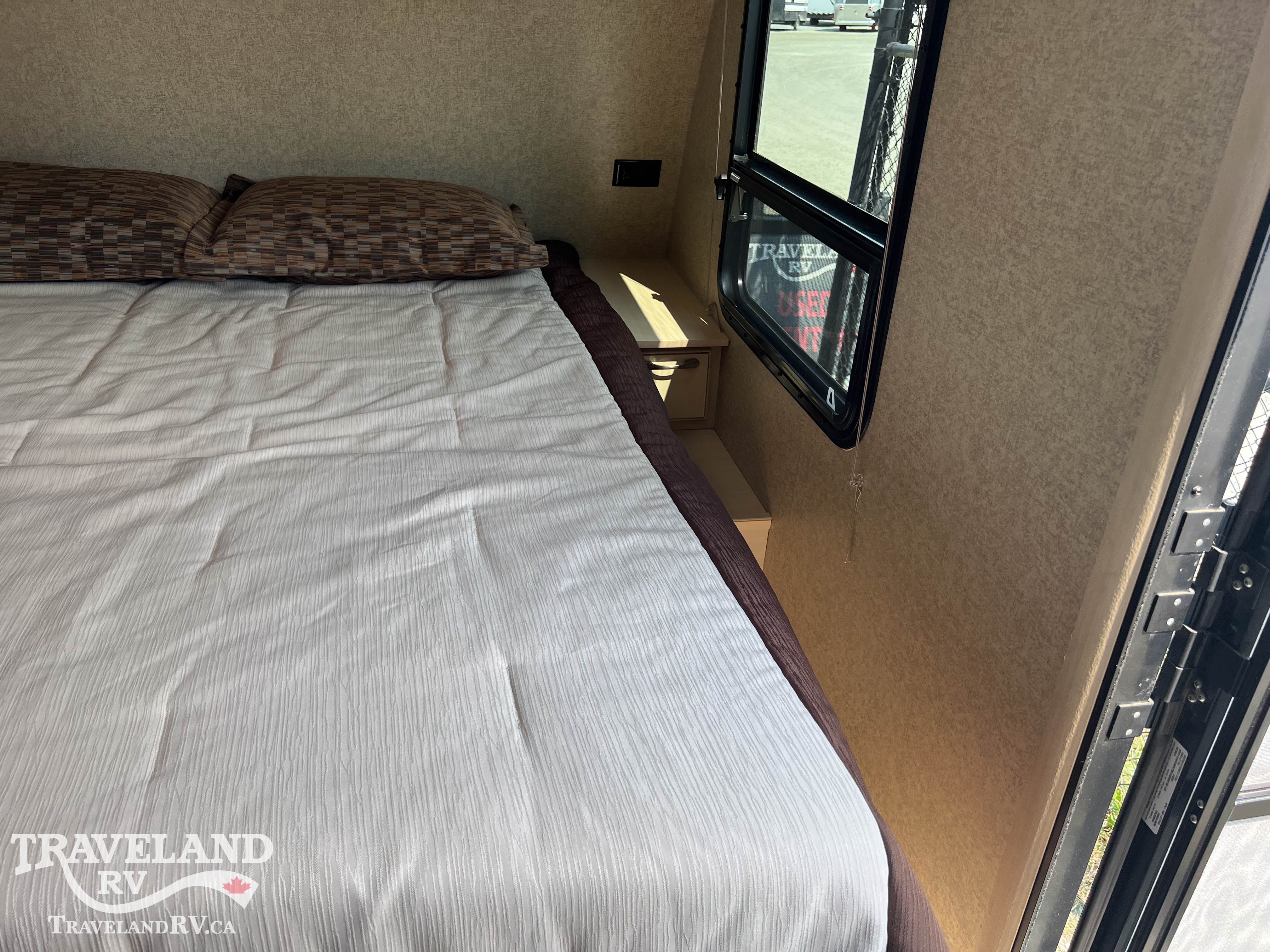 2016 Winnebago Micro Minnie 2106DS - Image 11