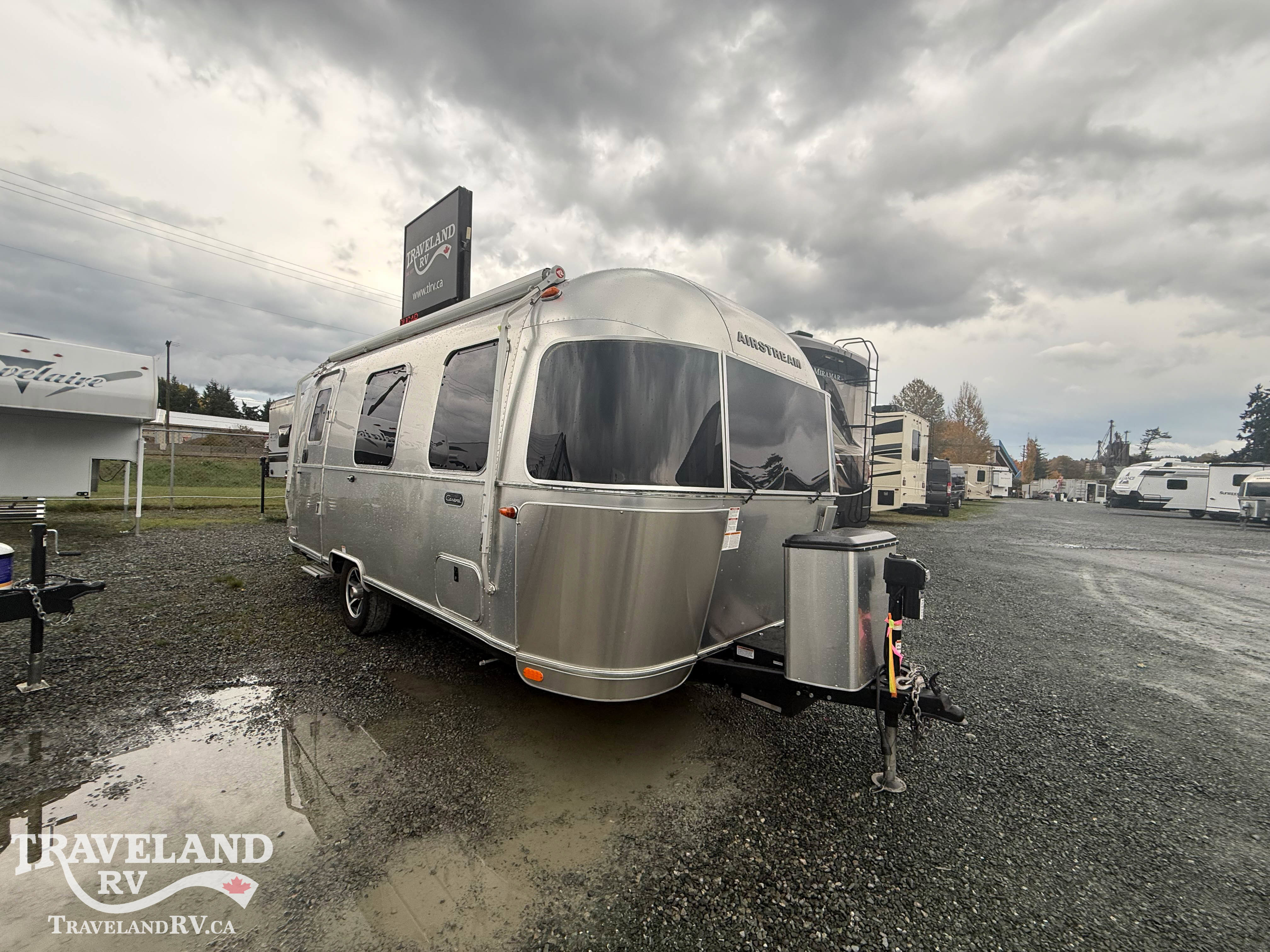 2025 Airstream Caravel 22FB - Image 1