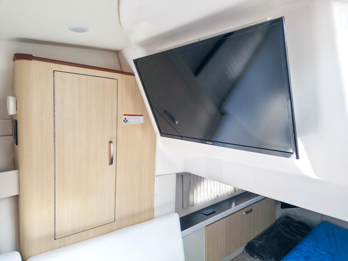 2026 Regal 33 XO Base - Image 38