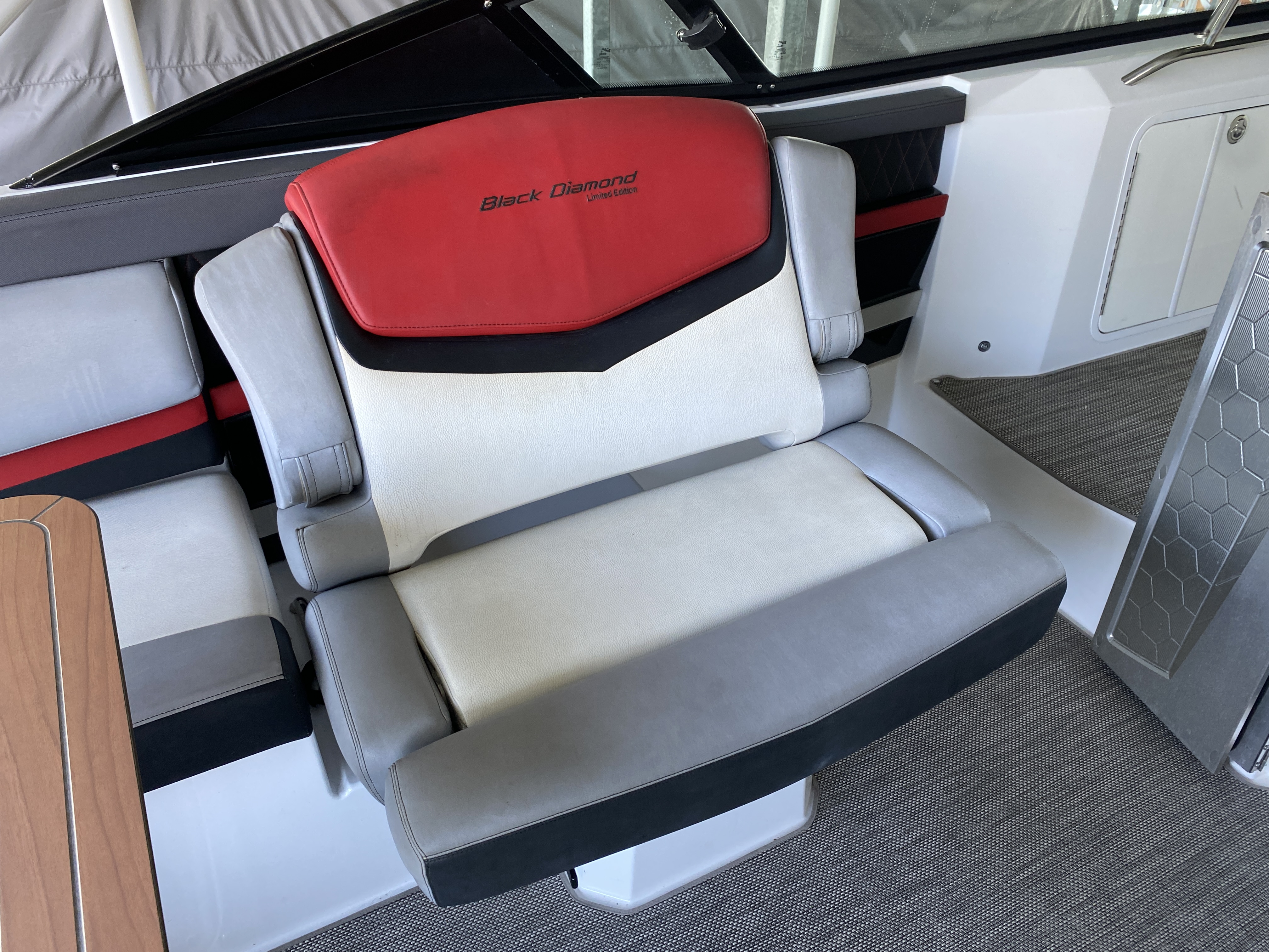 2014 Cruisers Sport Series 328 Black Diamond Edition - Image 17