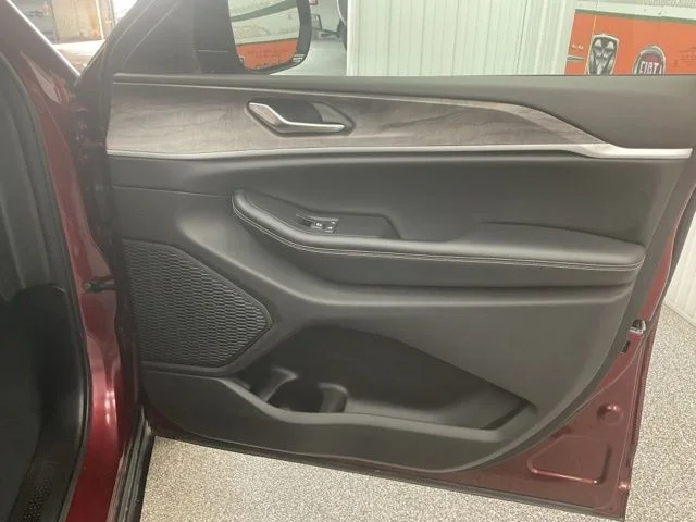 2024 Jeep Grand-Cherokee-L Laredo Altitude 4x4 - Image 27