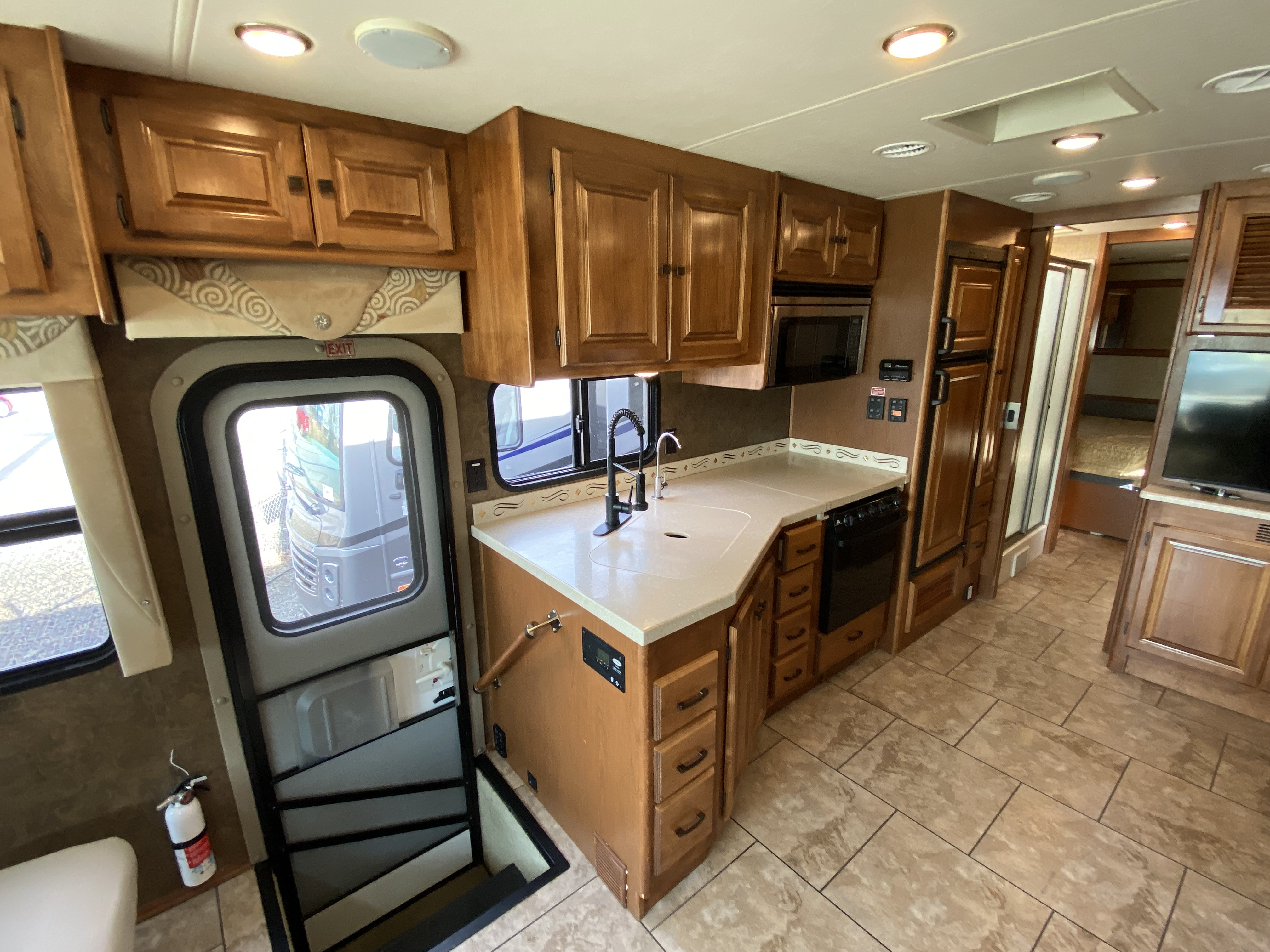 2014 Tiffin Allegro 32 CA - Image 9