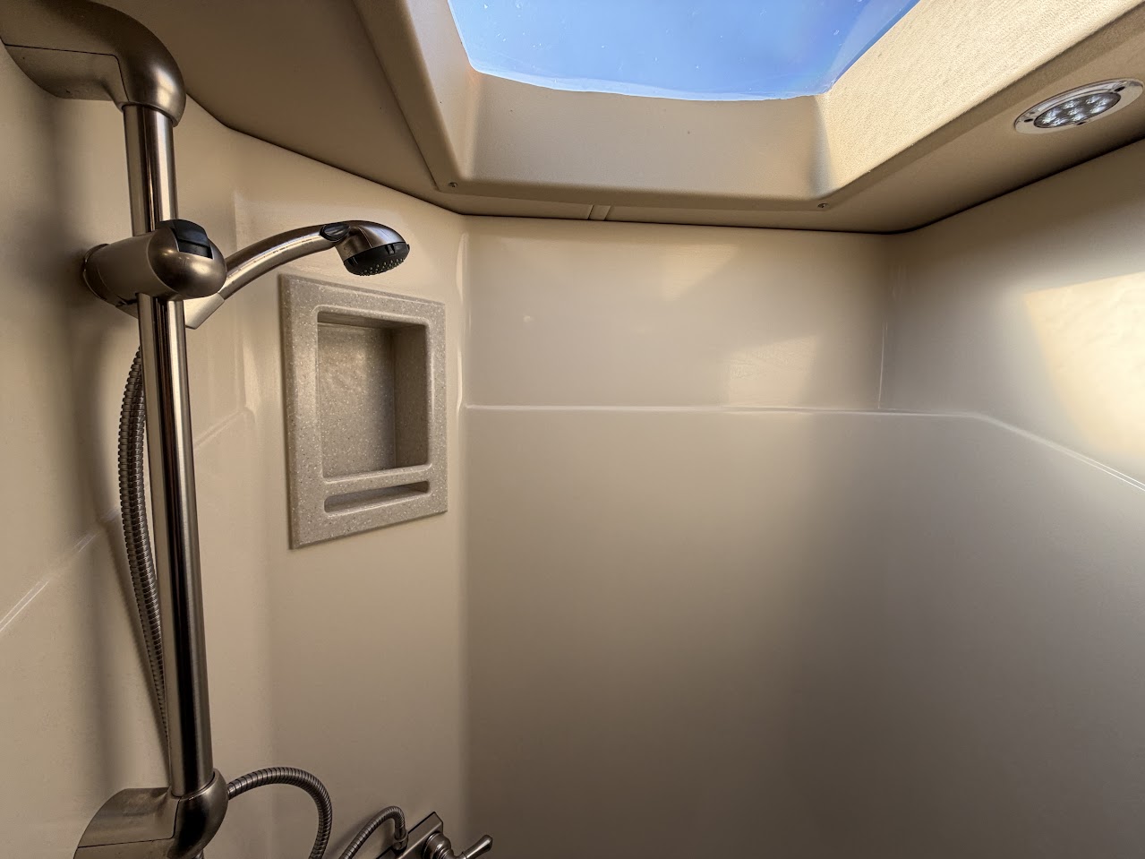 2017 TIFFIN ALLEGRO BREEZE 32BR - Image 24