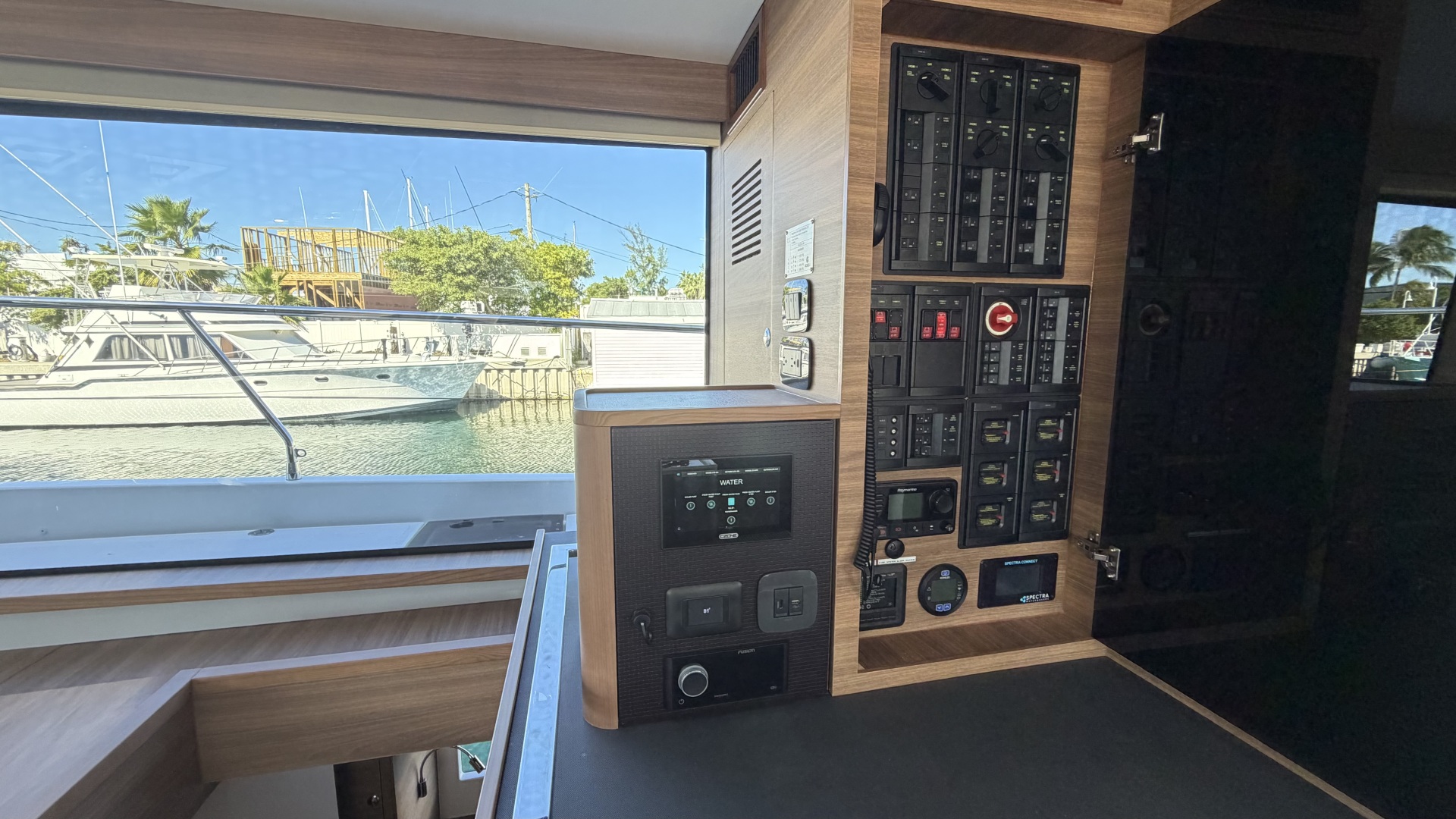 2025 Aquila 54 ENCLOSED BRIDGE - Image 35
