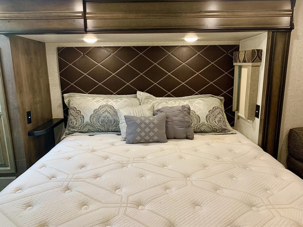 2019 Keystone Montana 3811MS - Image 37