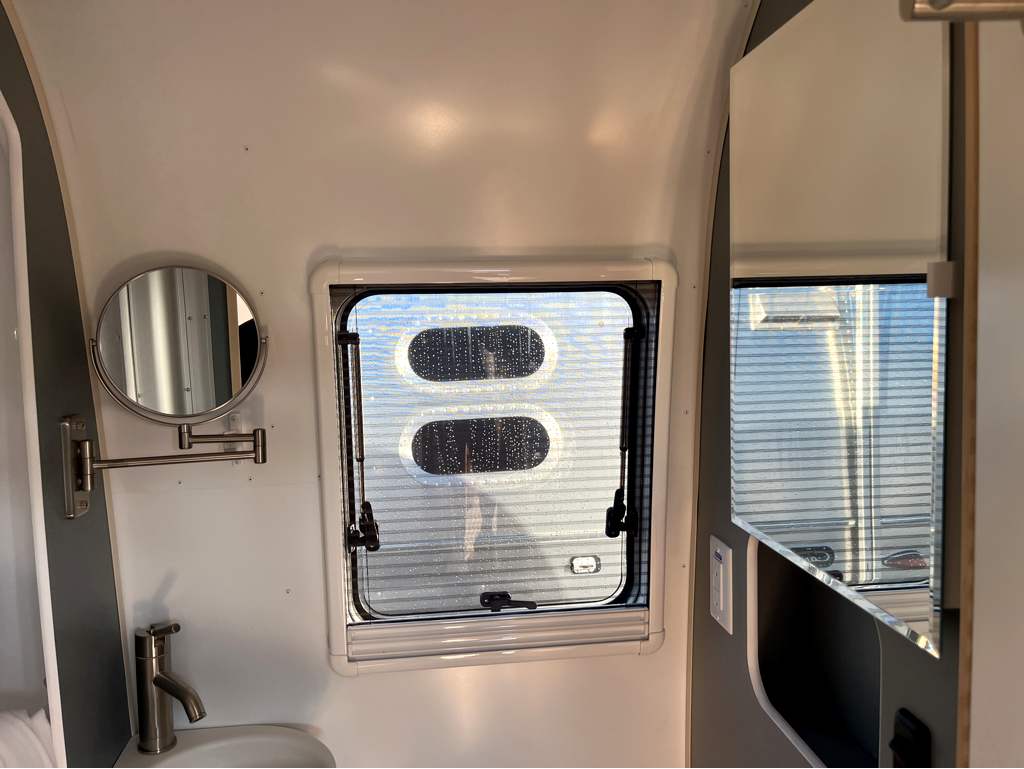 2026 AIRSTREAM WORLD TRAVELERUSA 22RB - Image 12