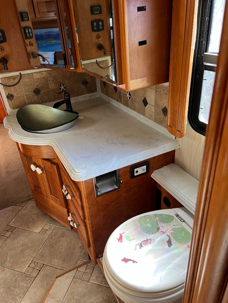 2009 Monaco RV Dynasty Yorkshire IV - Image 26