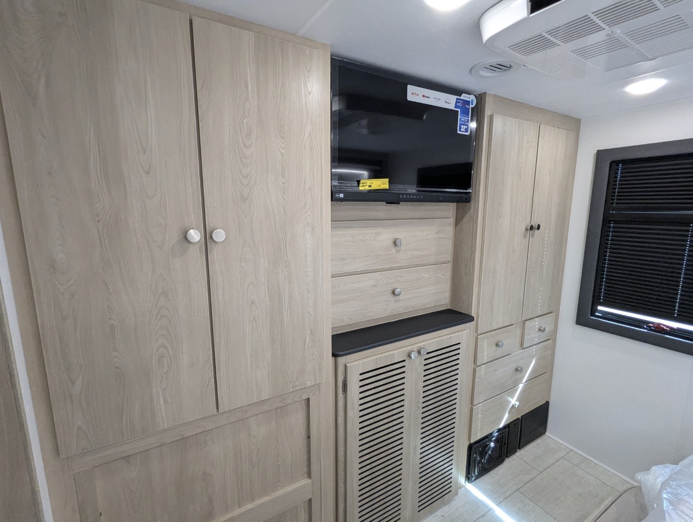 2026 Coachmen Entourage 330DS - Image 11