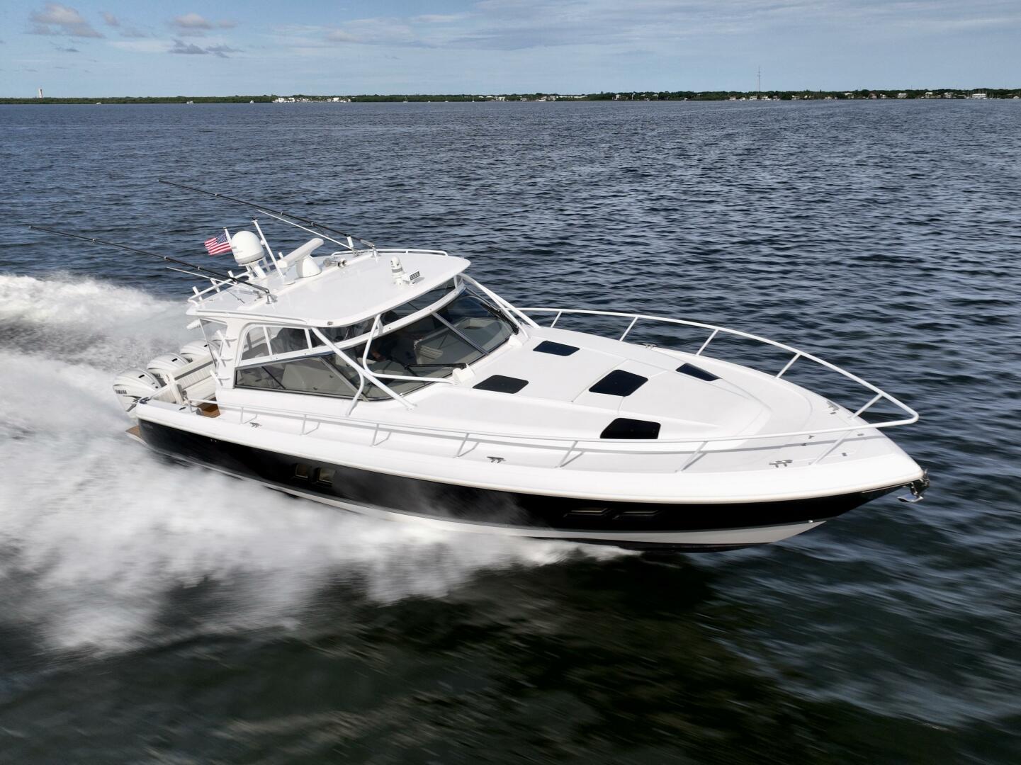 2019 Intrepid 475 Sport Yacht - Image 2