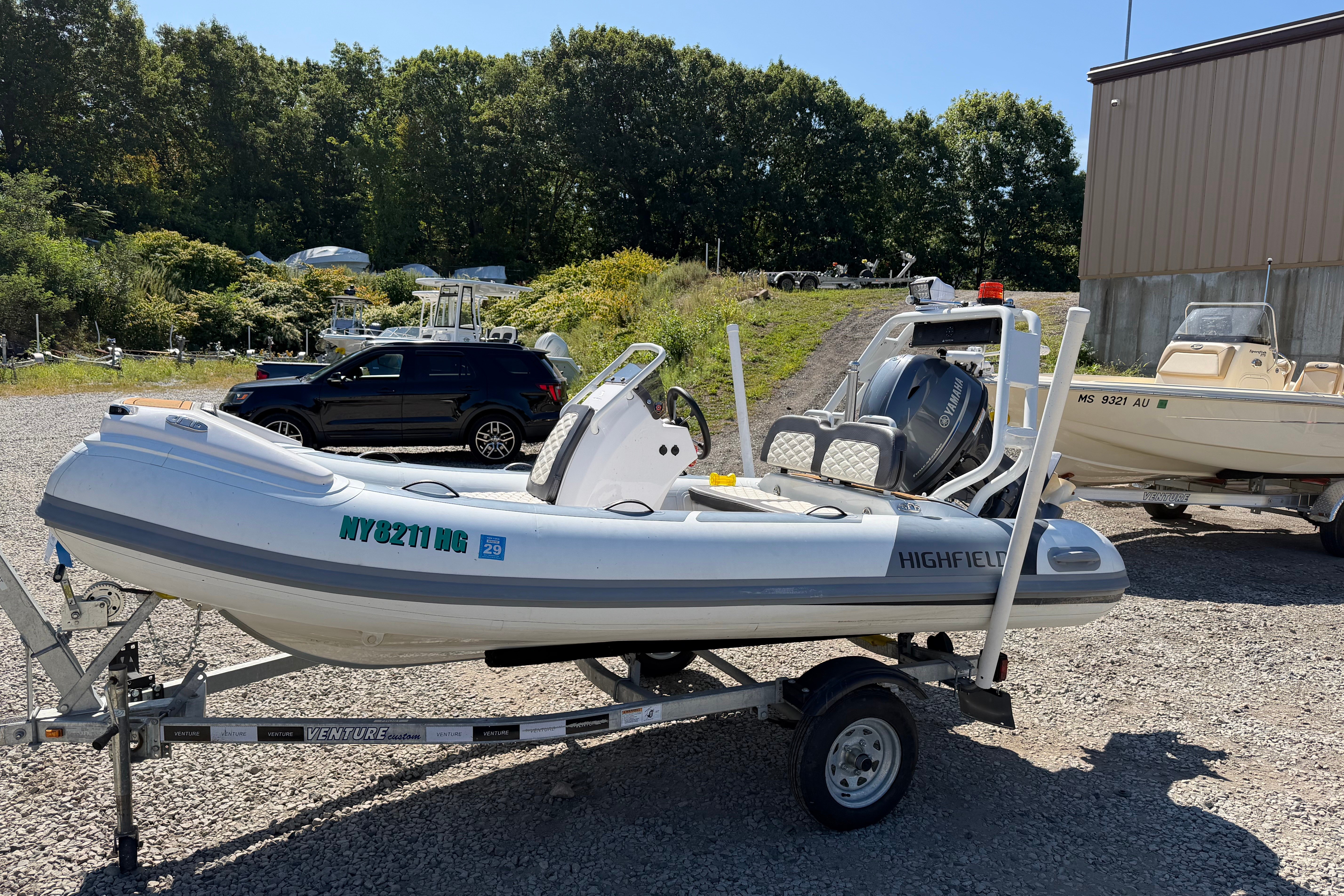 2022 Highfield Sport 390 Standard - Image 1