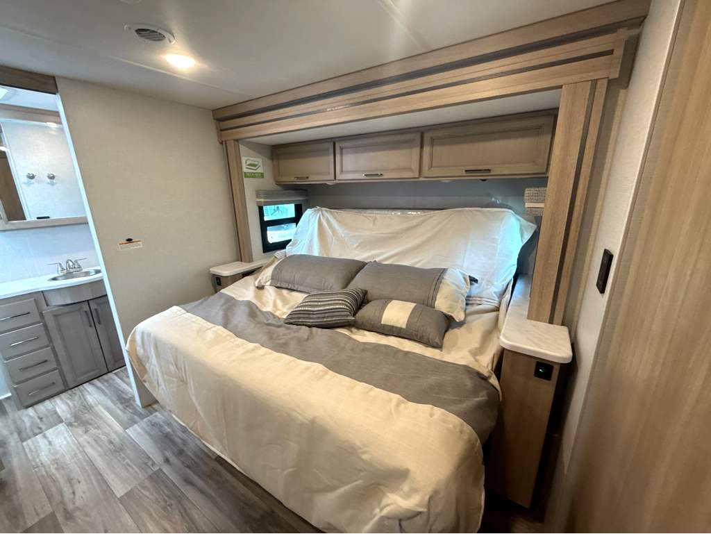 2027 THOR MOTOR COACH HURRICANE 36H - Image 23