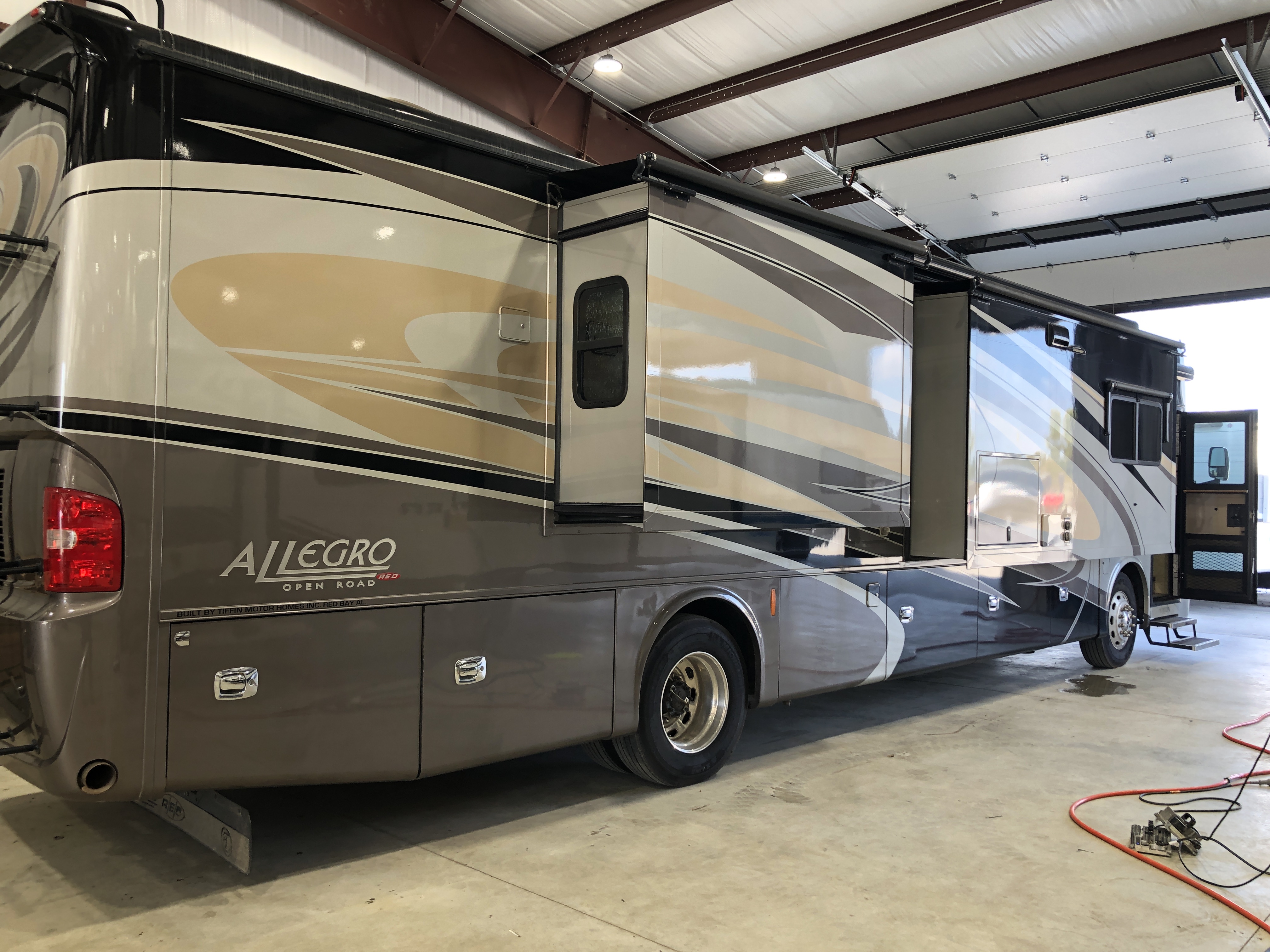 2017 Tiffin Allegro Red 38 QRA - Image 15