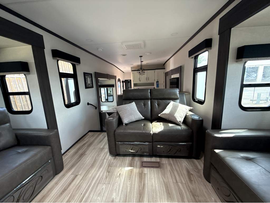 2026 VENTURE RV SPORTTREK 365VFL - Image 18