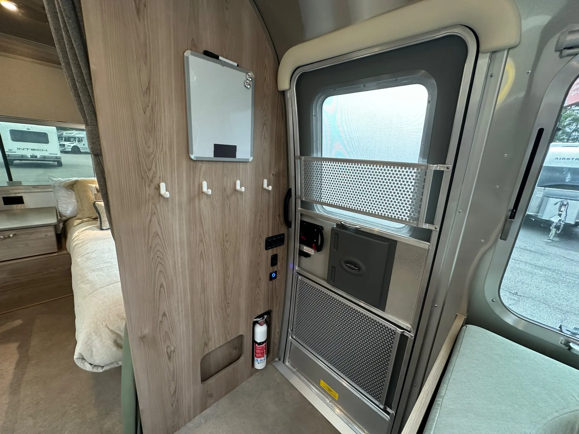 2027 Airstream Flying Cloud 30FB Bunk - Image 52