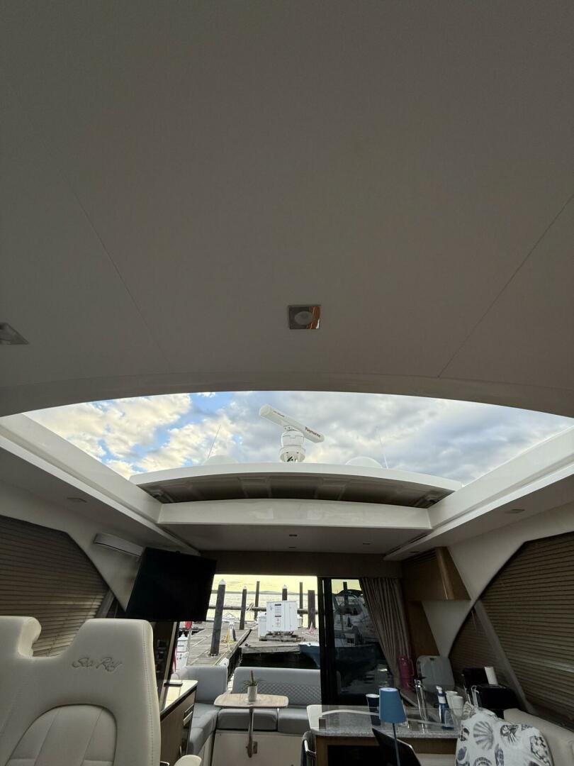 2018 Sea Ray 460 Sundancer - Image 10