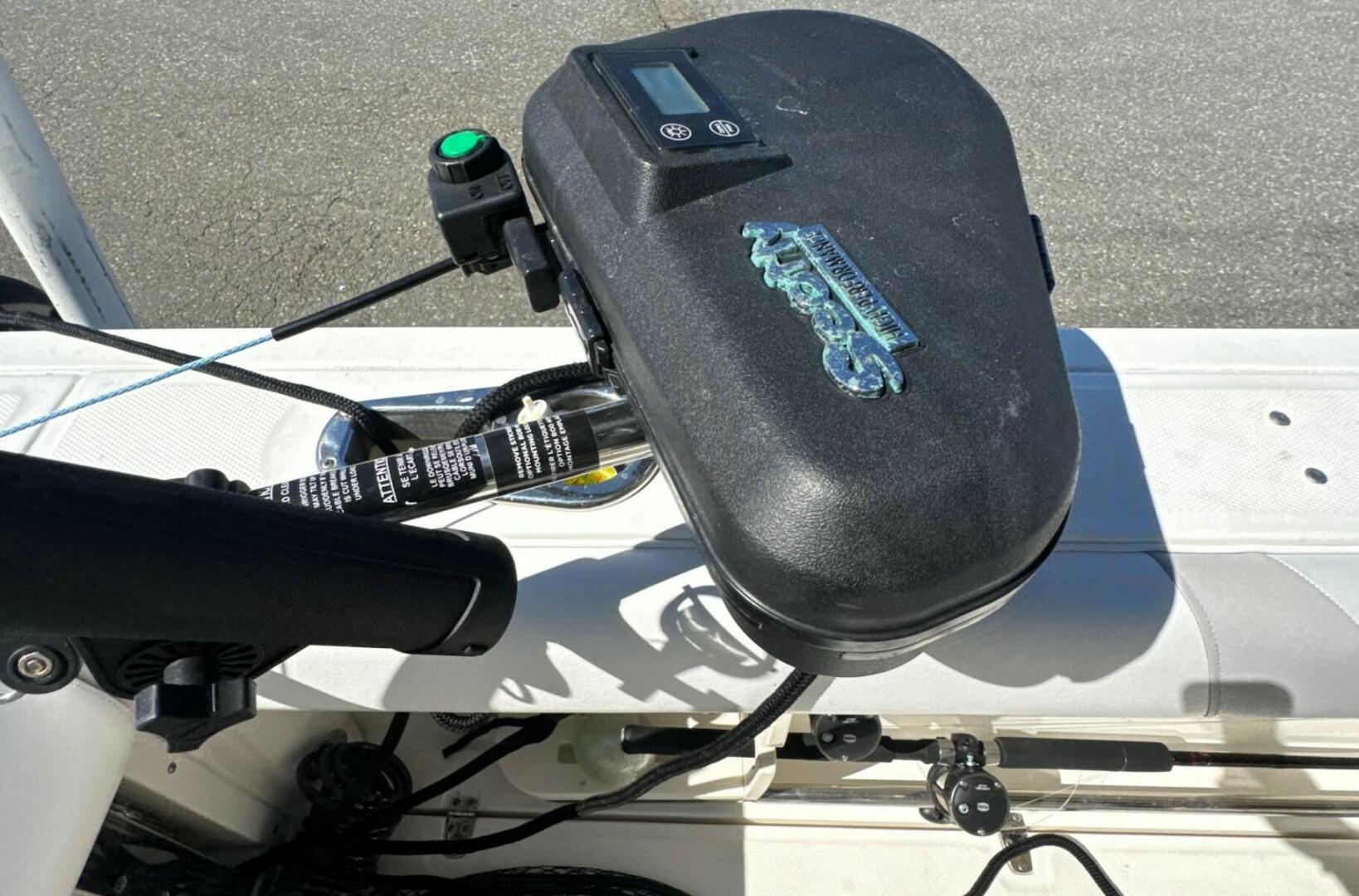 2014 Boston Whaler 220 OUTRAGE Base - Image 24