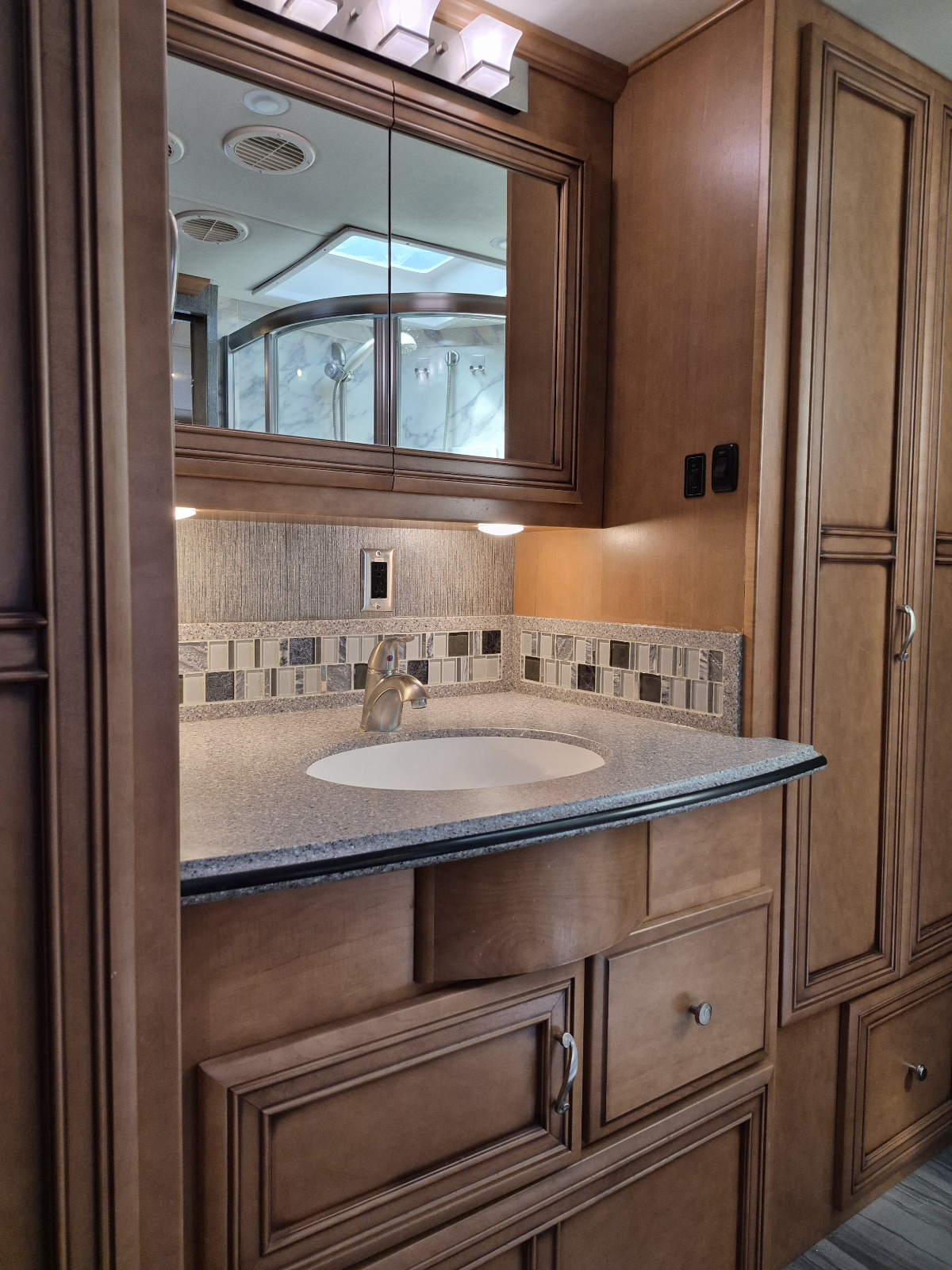 2015 Newmar Ventana 3636 - Image 22