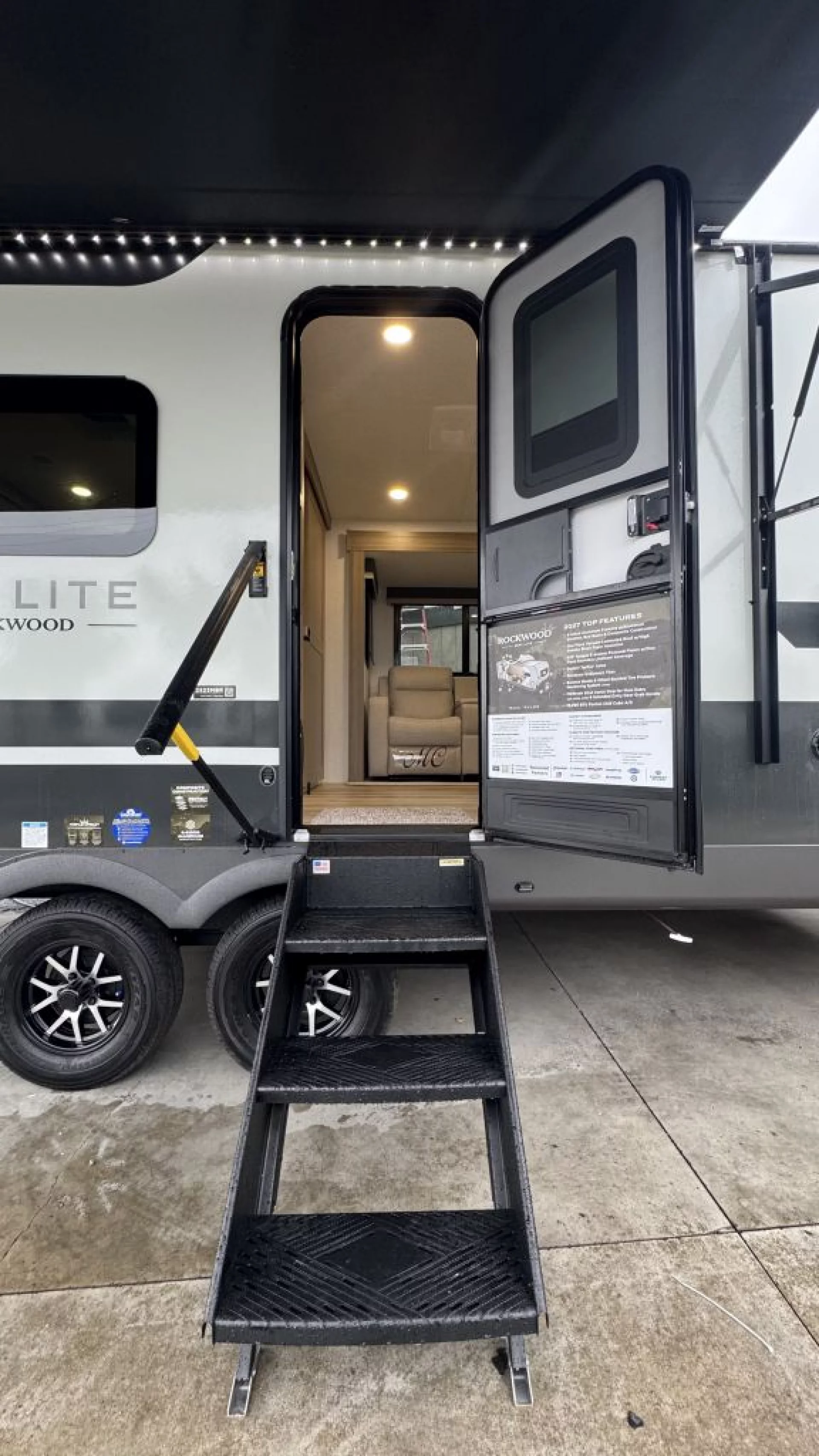 2027 FOREST RIVER ROCKWOOD MINI LITE 2523MBR - Image 20