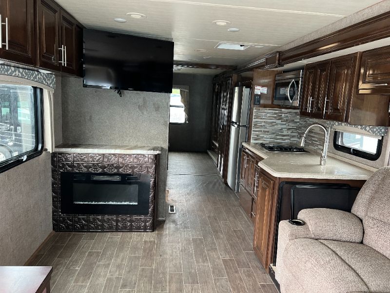 2020 Thor Motor Coach Miramar 32.2 - Image 6