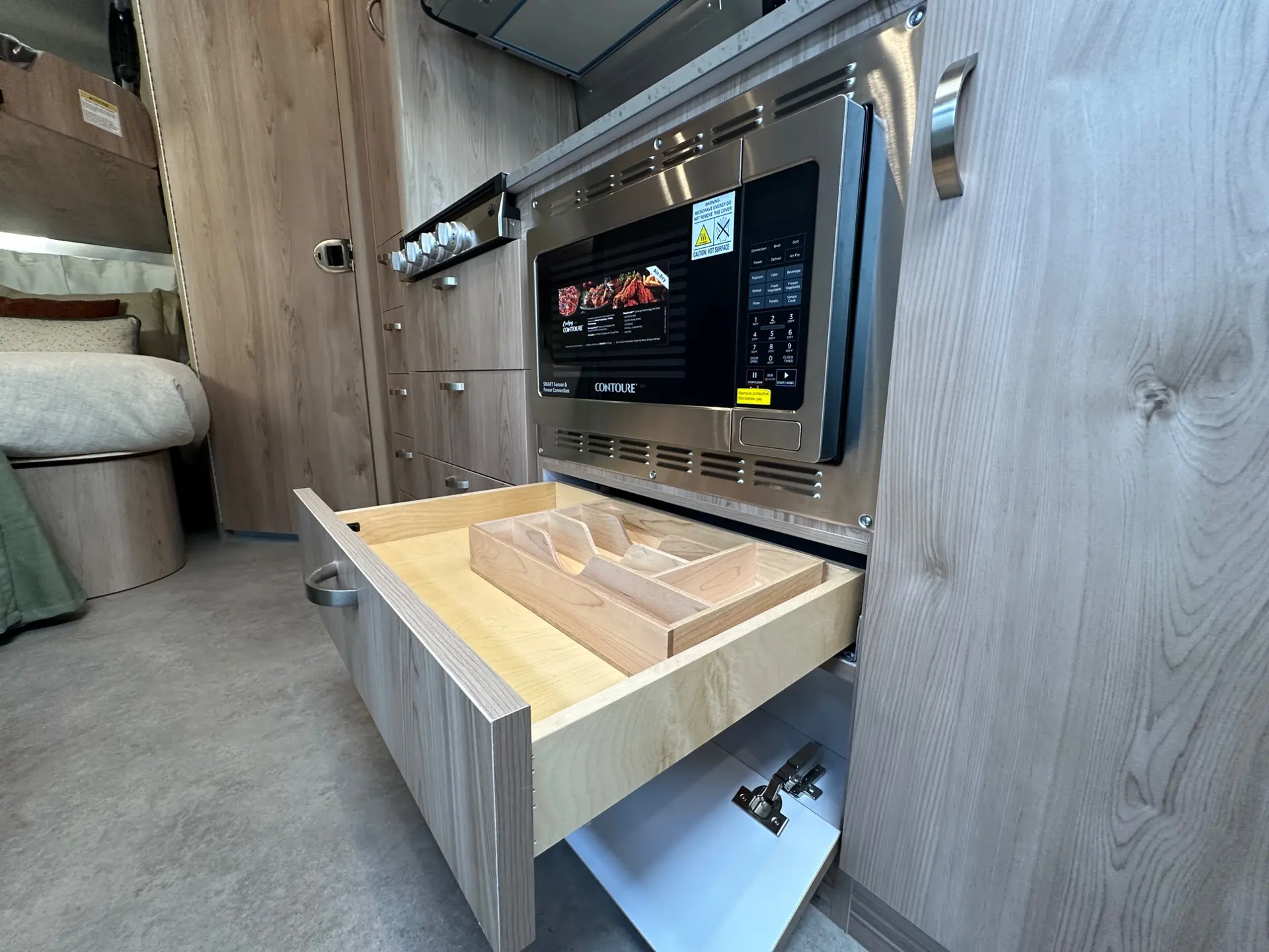 2027 Airstream Flying Cloud 30FB Bunk - Image 27
