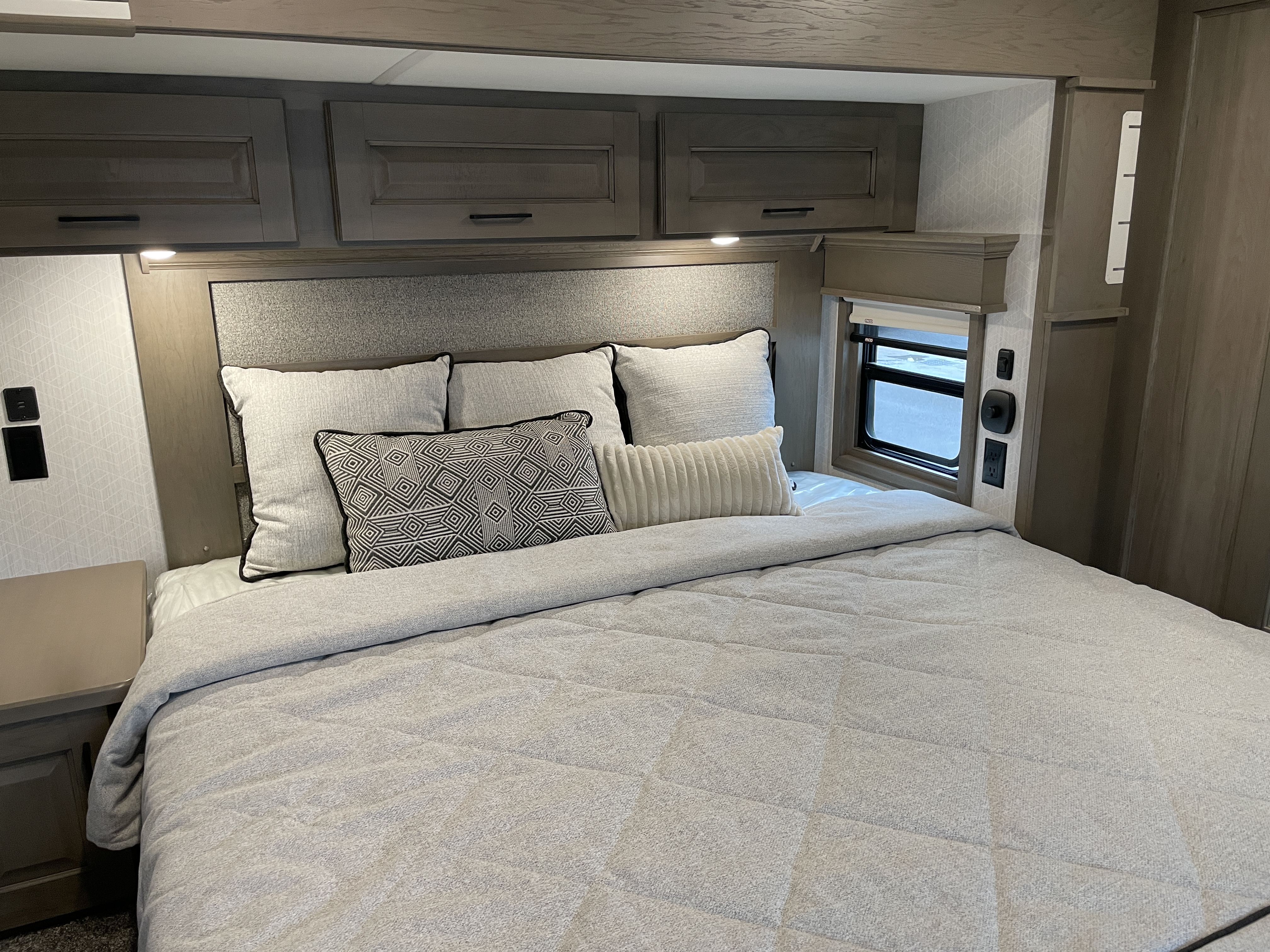 2022 DRV Mobile Suites 40KSSB4 - Image 19