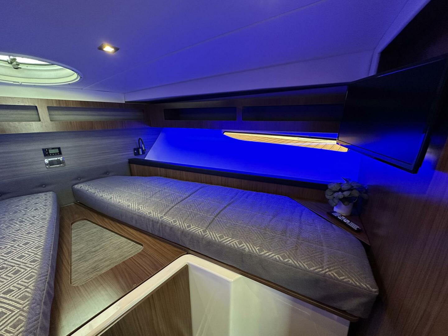 2020 Four Winns Vista 355 Coupe - Image 14