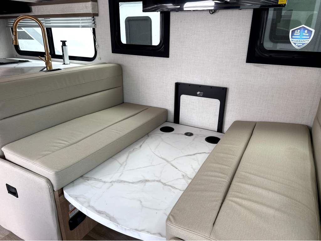 2027 THOR MOTOR COACH MAGNITUDE GA28 - Image 10