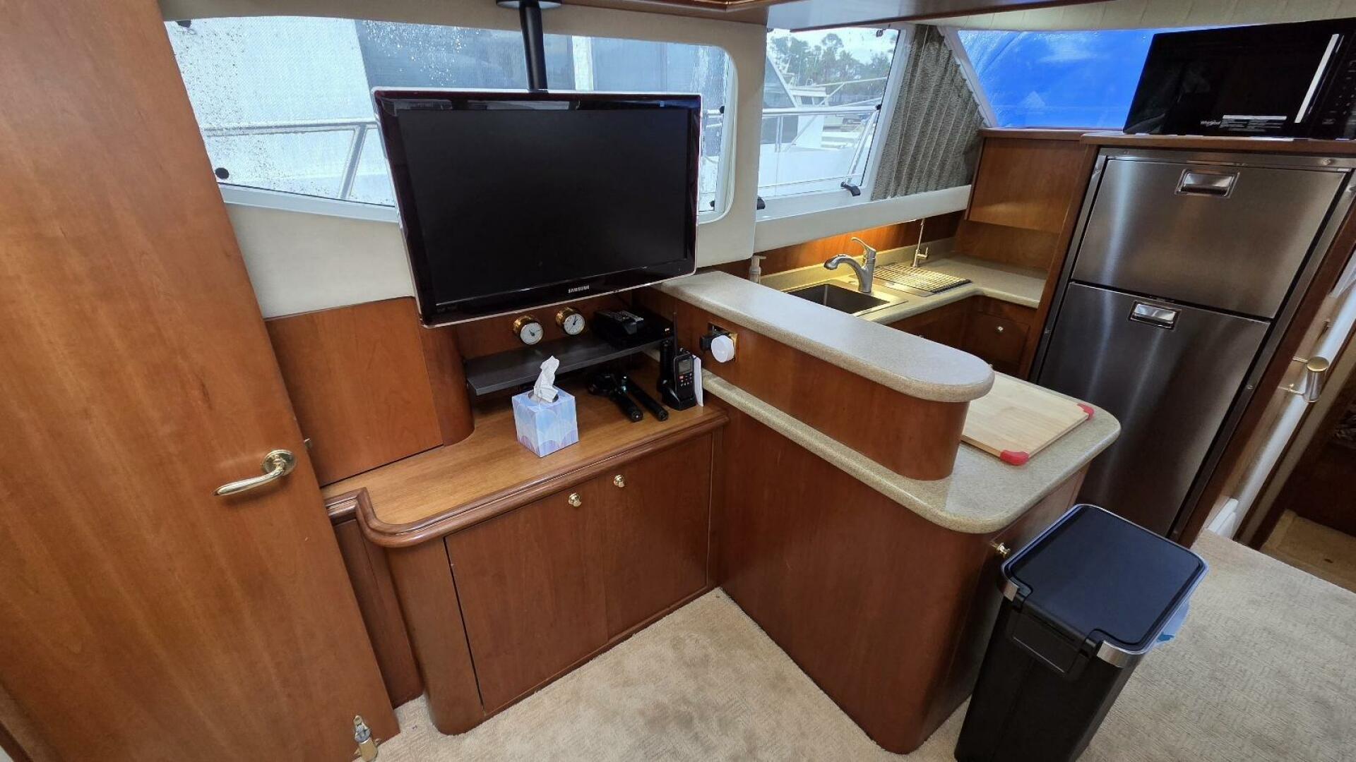 2000 Cruisers Yachts 4450 Express Motor Yacht - Image 34
