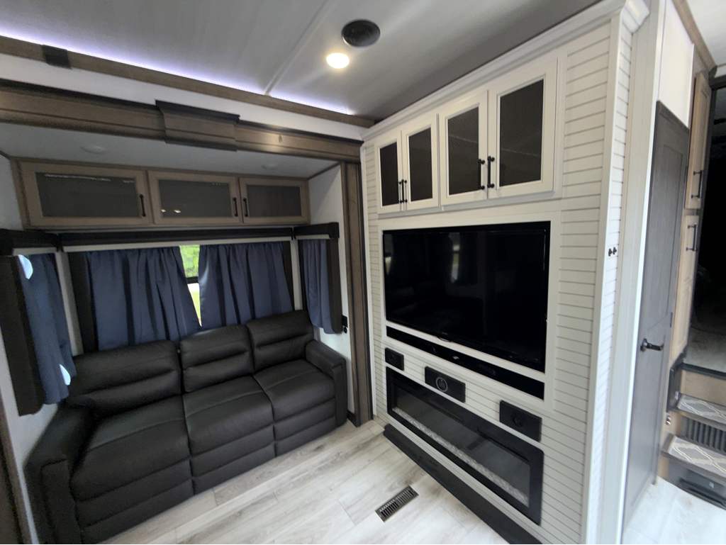 2024 Keystone MONTANA LEGECY 3901RK - Image 4