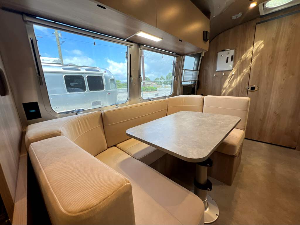2027 AIRSTREAM FLYING CLOUD 23FBT - Image 7