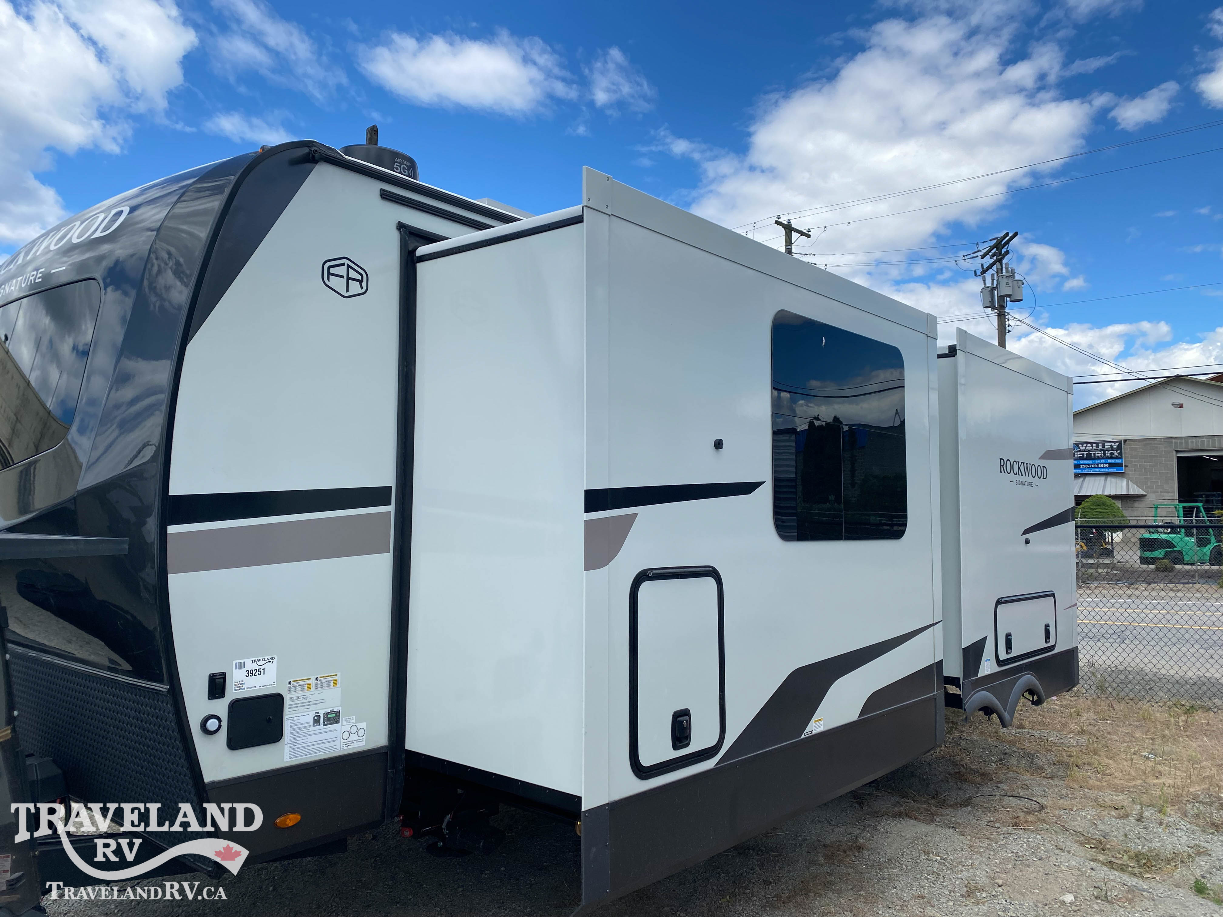 2026 Forest River Rockwood Signature Ultra Lite 8263MBR - Image 5
