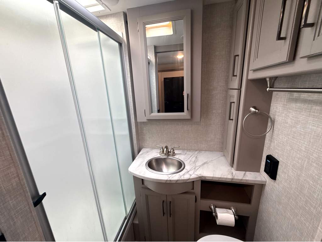 2022 Thor Motor Coach HURRICANE 34R - Image 29