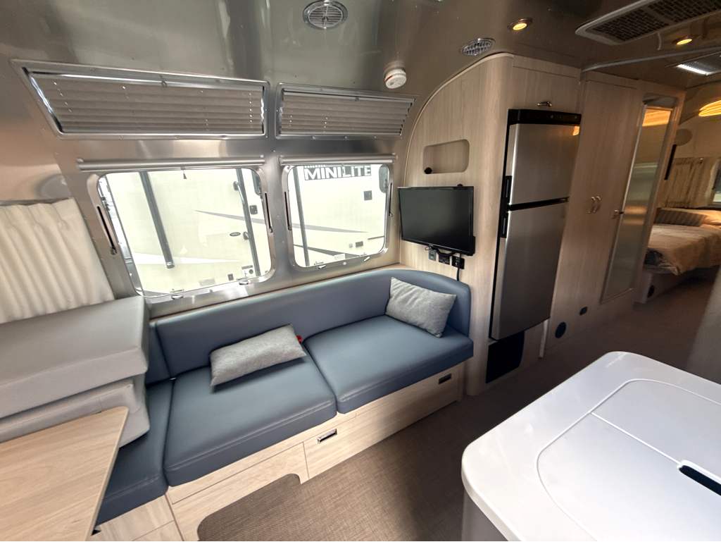 2024 AIRSTREAM GLOBETROTTER 27FB TWIN - Image 11